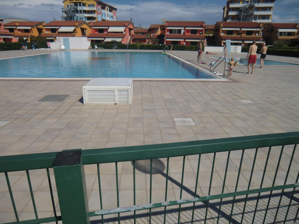 Residence Villaggio Dei Fiori Con Piscina E Posto Spiaggia Incluso Caorle Rom bilde