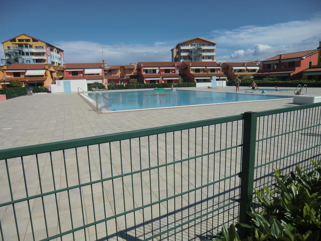Residence Villaggio Dei Fiori Con Piscina E Posto Spiaggia Incluso Caorle Rom bilde